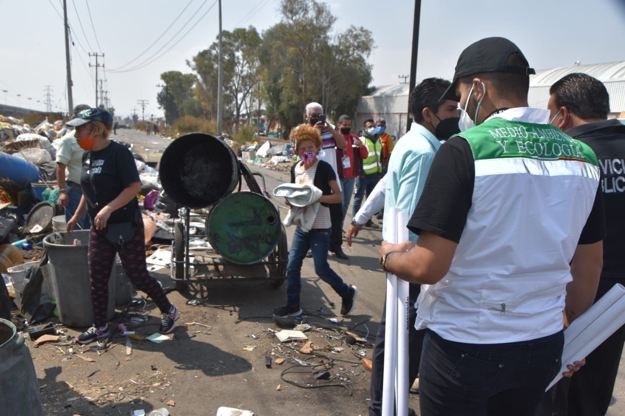En Ecatepec 100 toneladas de basura son retiraradas de basurero clandestino