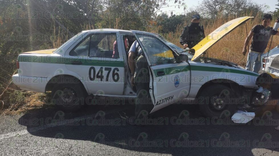 Taxi atropella a un hombre y vuelca sobre la Iguala-Chilpancingo; un muerto y dos heridos