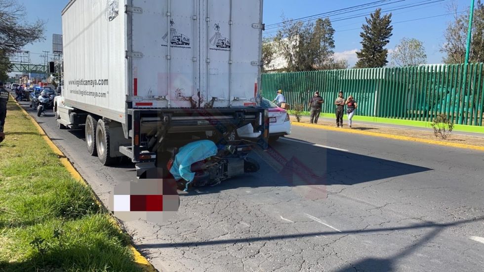 Motociclista muere al impactarse en la parte trasera de un camión, en la Avenida Central Ecatepec