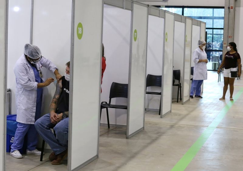 Brasil reporta 44.299 nuevos casos de coronavirus y otras 1.043 muertes
