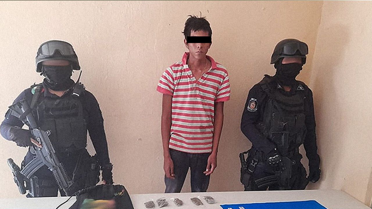 Detiene Policía Estatal a un individuo con droga en La Laja
