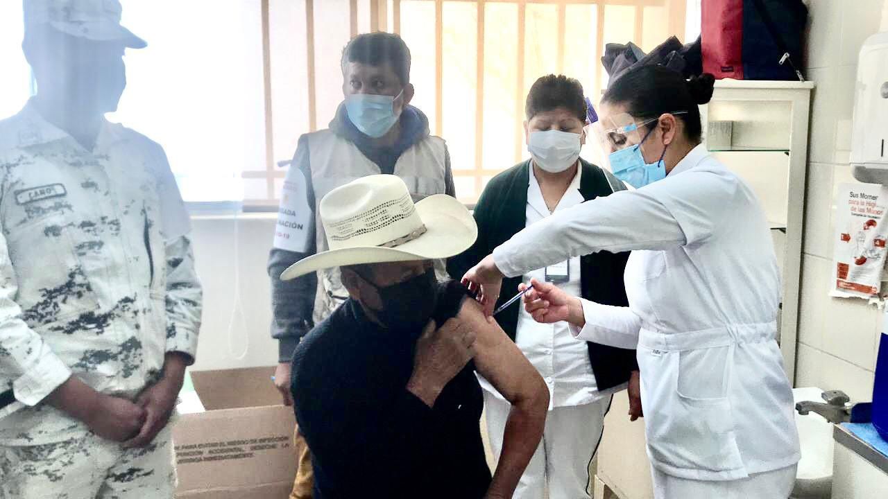 IMSS prioriza vacunación de adultos mayores en municipios con alta vulnerabilidad
