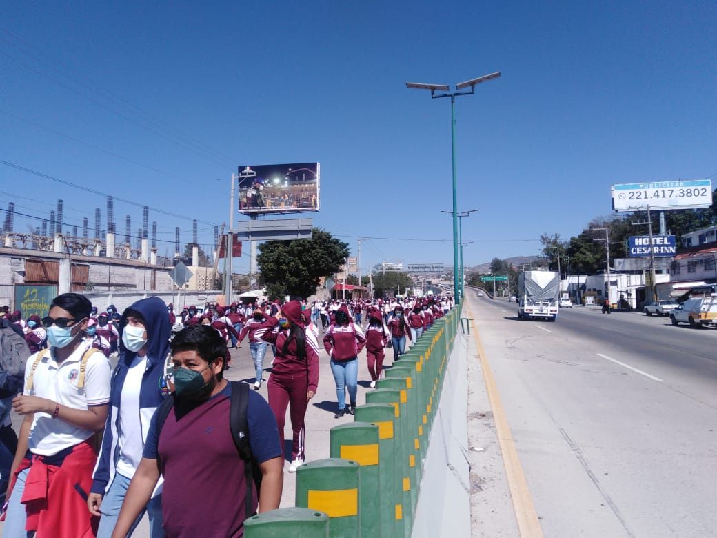 Marchan normalistas y bloquean en Chilpancingo
