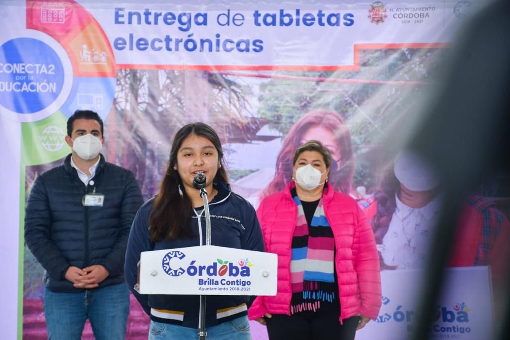 Entrega Ayuntamiento de Córdoba tabletas a estudiantes y arranca Córdoba Conectado