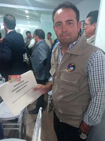 Jesus Gutierrez entrega carpeta del basurero nuclear de Temascalapa a AMLO