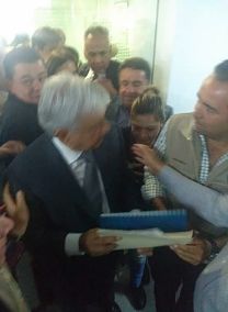 Jesus Gutierrez entrega carpeta del basurero nuclear de Temascalapa a AMLO