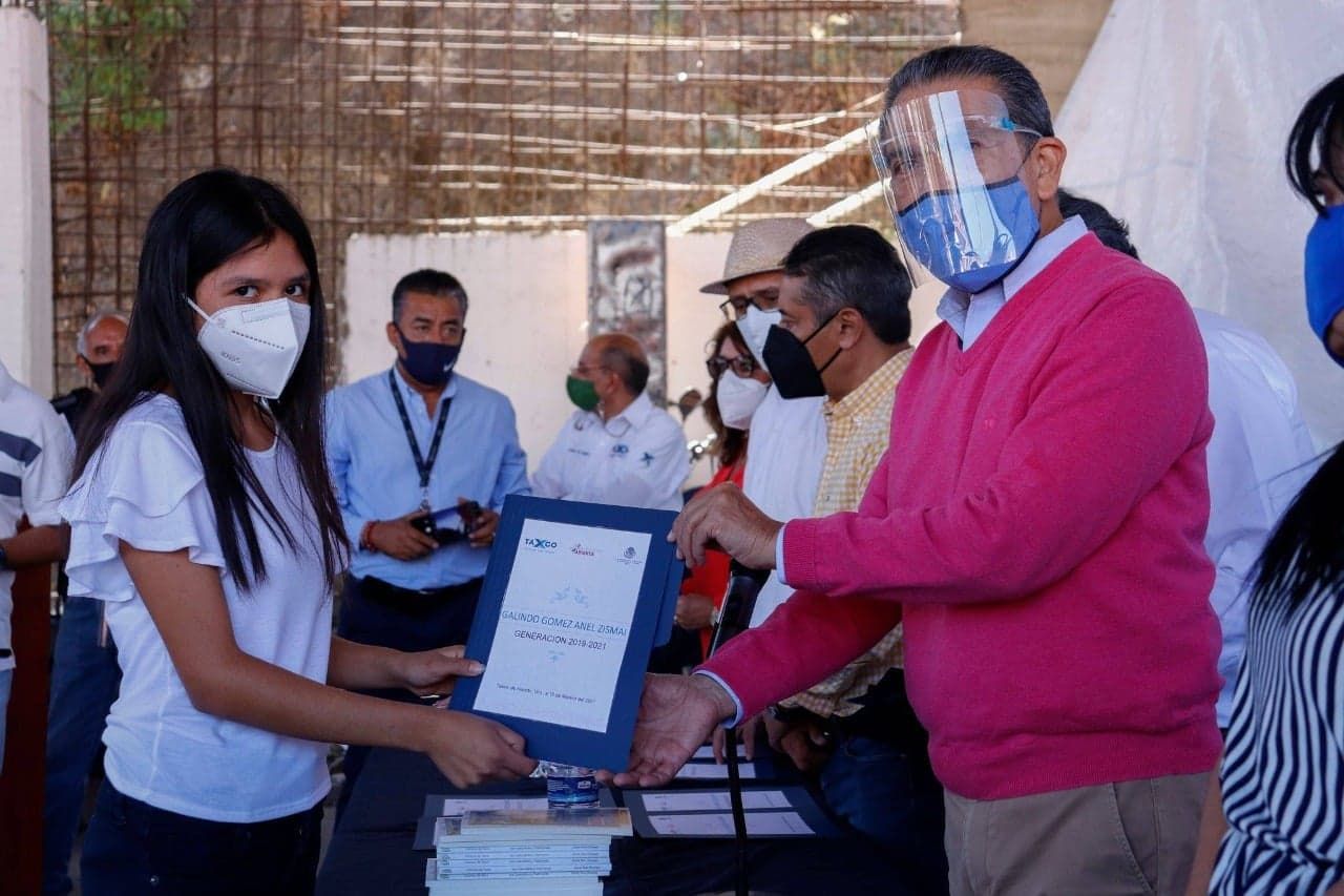 
Marcos Parra entrega 42 certificados de preparatoria en modalidad abierta