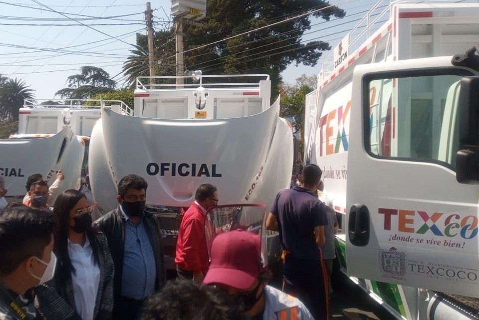Gobierno de Texcoco entrega 10 camiones recolectores de basura equipados