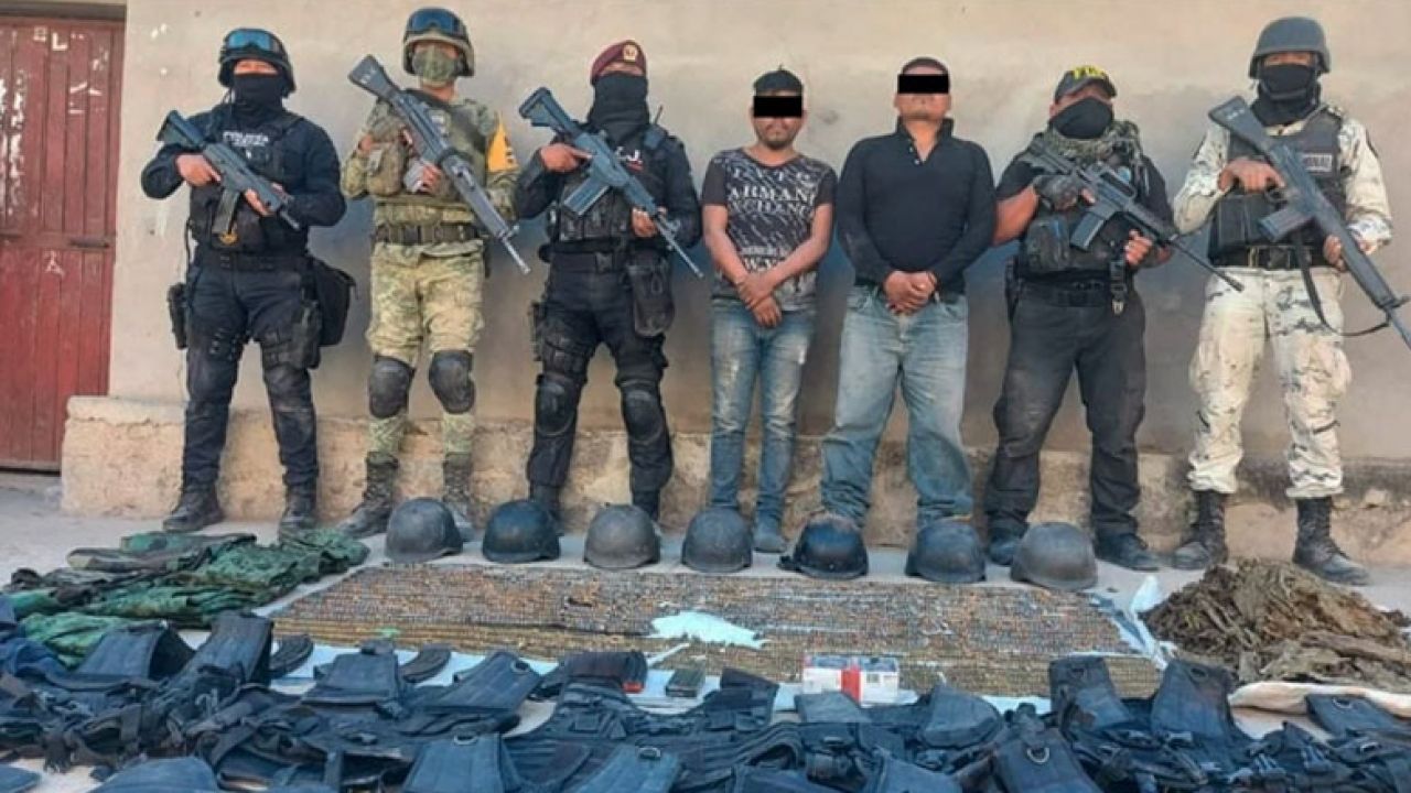 Detienen en Huitzuco a dos personas con presunta droga, cartuchos y equipo táctico
