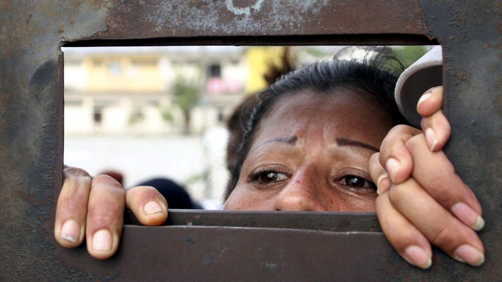 Más de 50 reos muertos durante motines en cárceles de Ecuador
