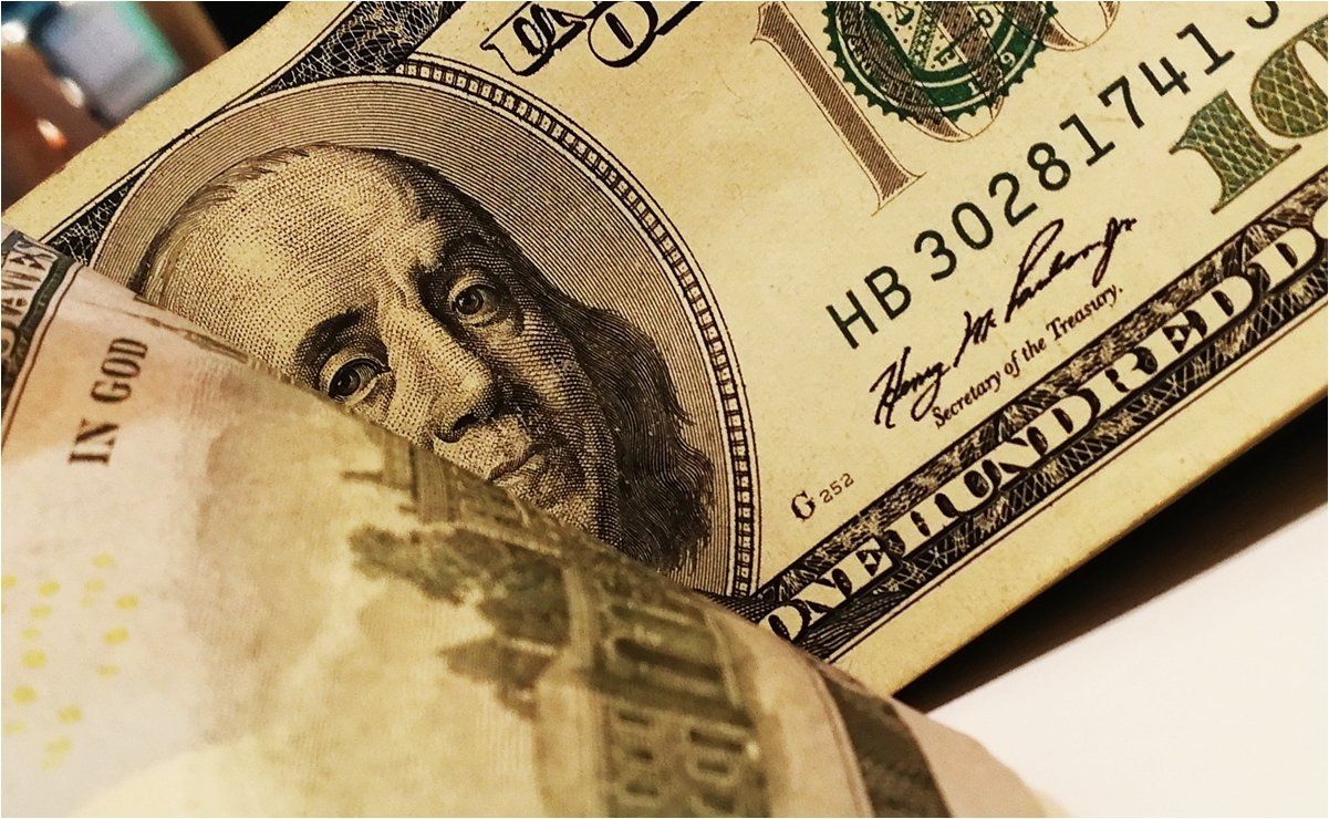 Dólar baja a 20.93 pesos en ventanillas, su menor precio de la semana
