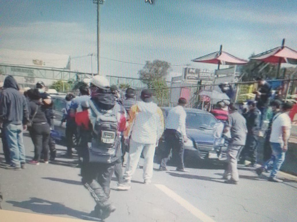 #En Ecatepec, sin aviso cancelaron lugar de vacunación, familiares de adultos cerraron la Avenida Central 