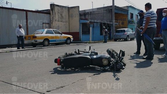 Impacta Taxi a Motociclista; Queda herido