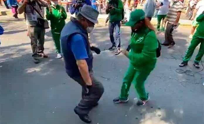 Abuelitos sacan sus mejores pasos mientras esperan vacuna contra Covid-19 en Iztacalco
