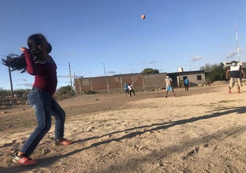Contra drogas y alcoholismo ’beisbol esponja’, en Juchitán, Oaxaca 