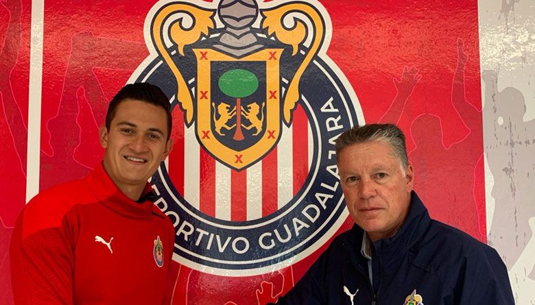 Chivas extiende contrato a Raúl Gudiño
