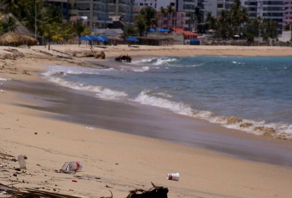 Turista de CDMX muere ahogado en la barra de Coyuca
