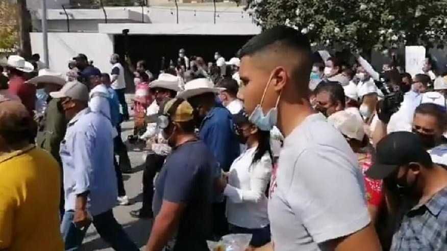 Trabajadores denuncian marchas obligadas en favor de Cabeza de Vaca
