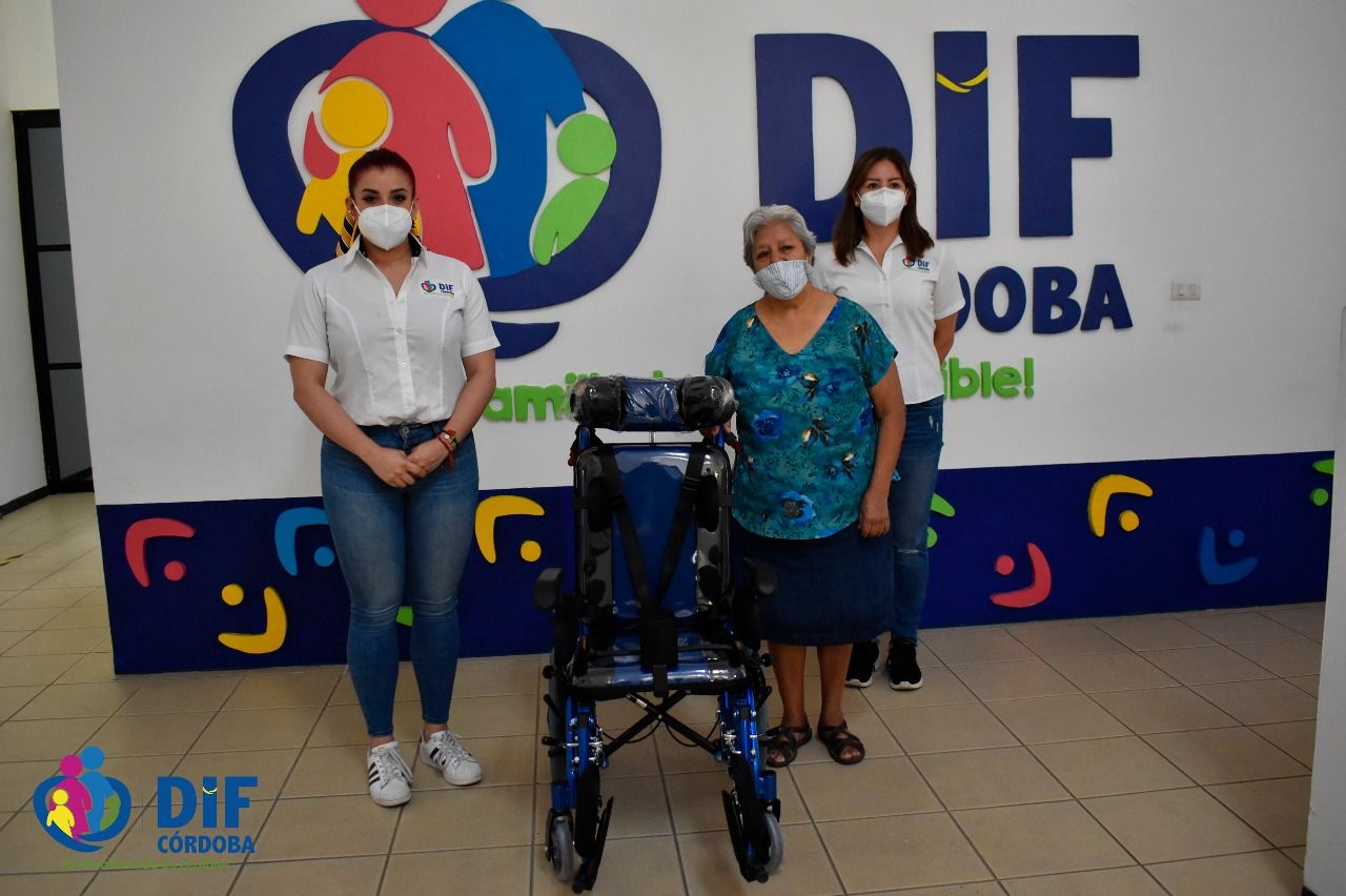 Entrega DIF de Córdoba silla de ruedas tipo PCI a menor de edad.