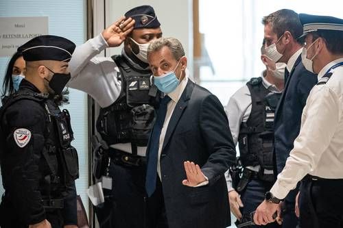 Condenan a tres años de cárcel al ex presidente francés Nicolas Sarkozy