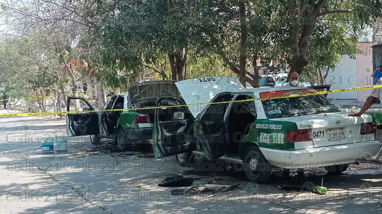 Rafaguean sitio de taxis y prenden fuego a dos unidades, en Iguala; hubo un herido
