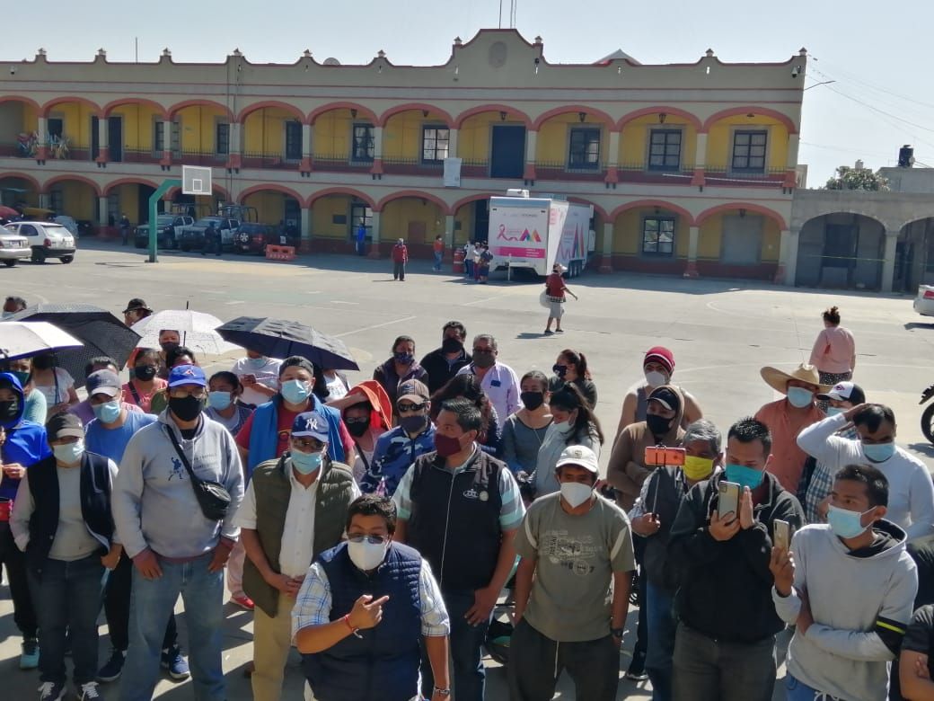 #Pobladores de Cocotitlán que no tienen agua se mantienen en plantón frente a la presidencia municipal