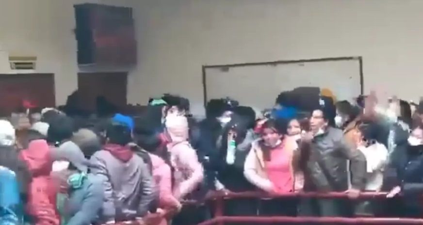 Mueren 7 universitarios al caer de un cuarto piso en Bolivia (Imágenes Fuertes)