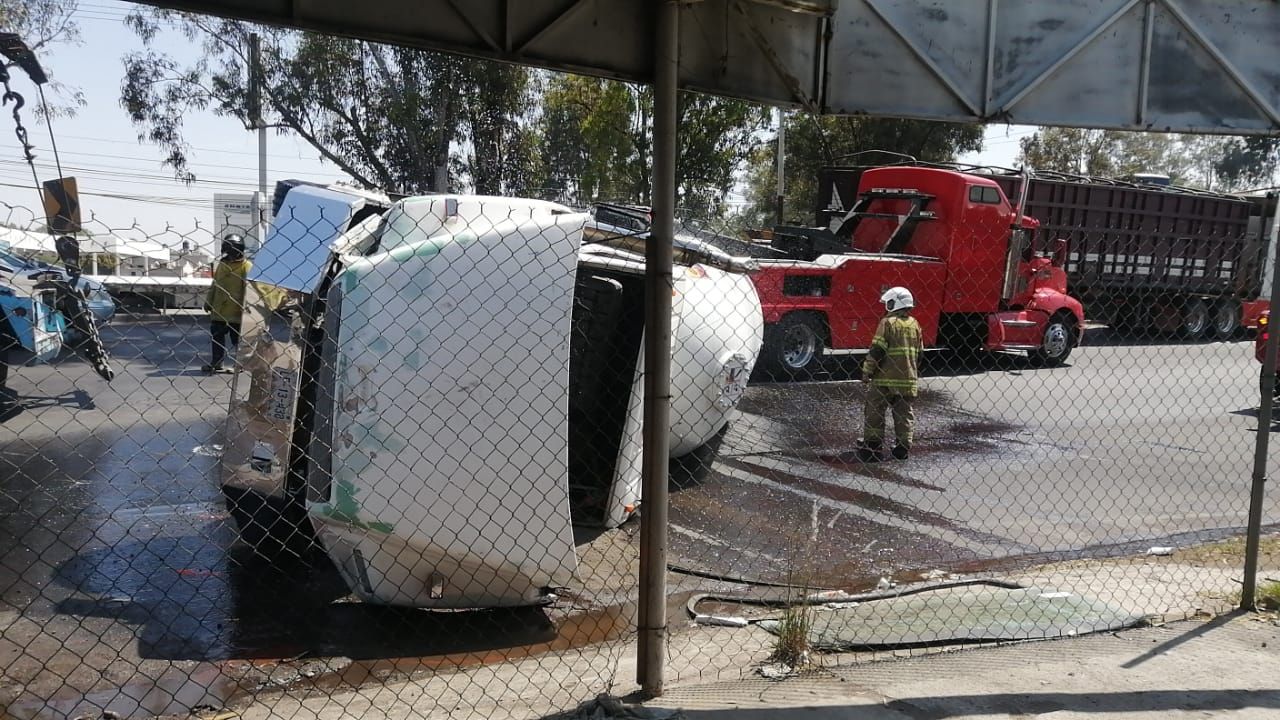 Accidente en la carretera Lechería-Texcoco tras volcadura de pipa de Gas