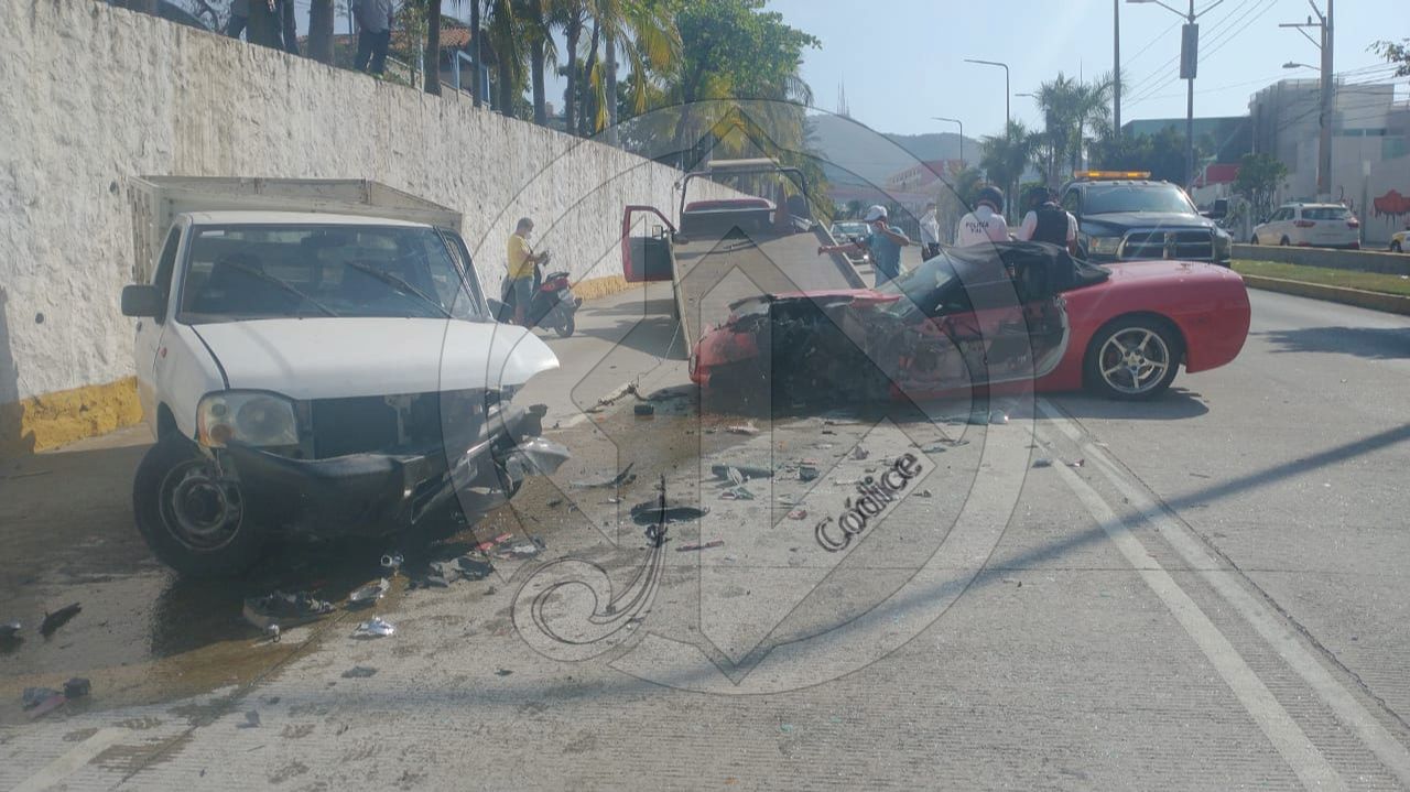 Veloz auto deportivo causa carambola en avenida de Acapulco, dejando tres heridos

