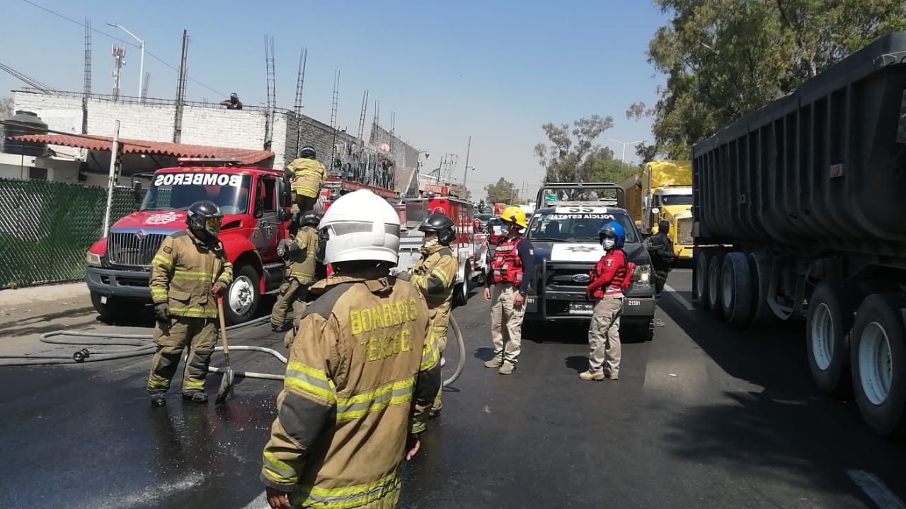 Bomberos y policía municipal atiende volcadura de pipa en la Texcoco lechería 