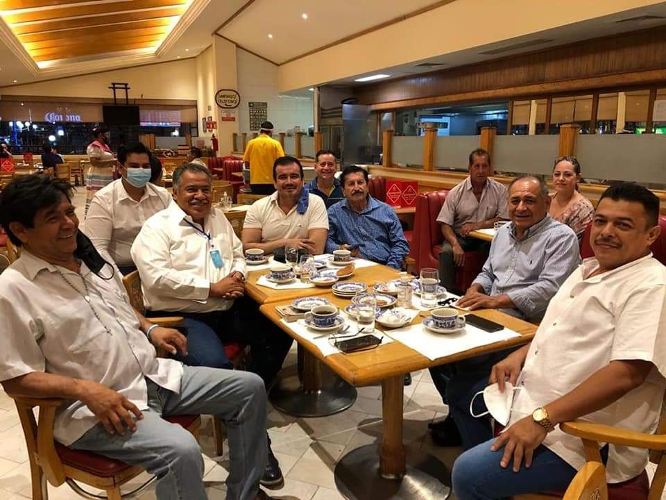Se reúnen representantes del PRI con Víctor Aguirre 
