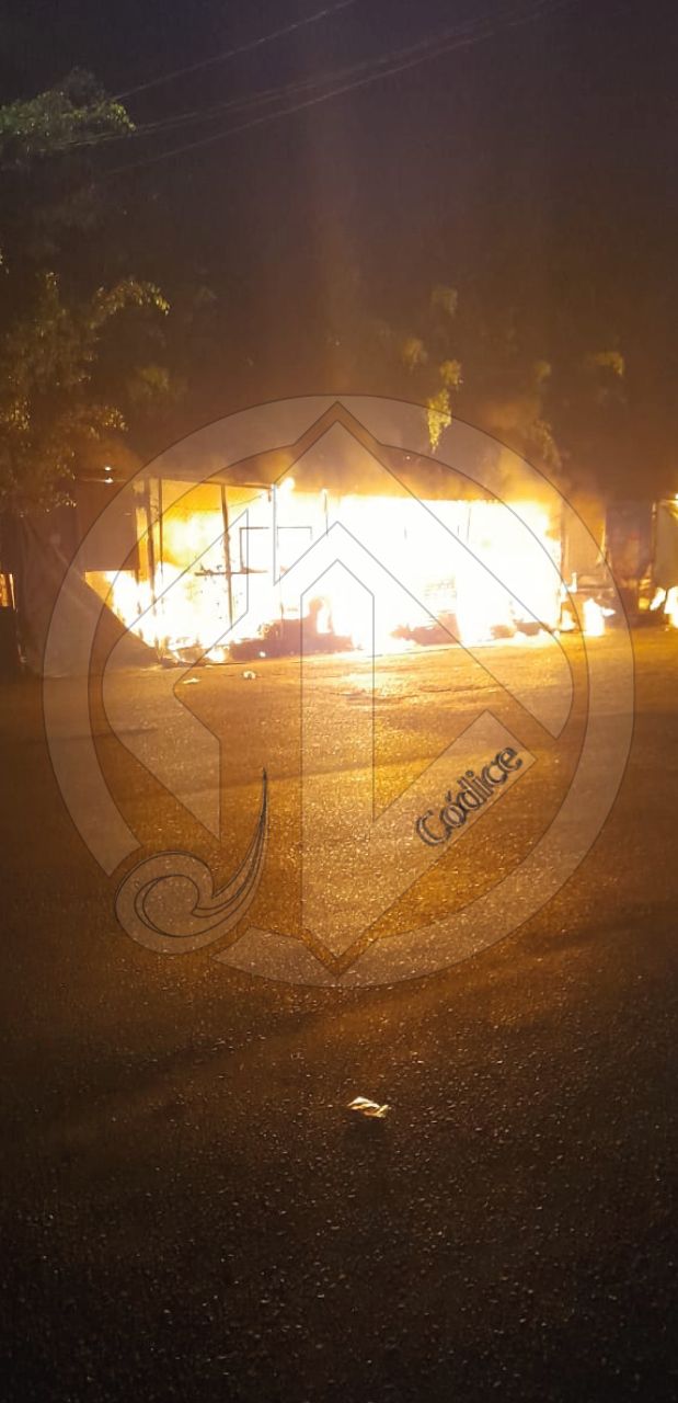 Incendian siete locales del Mercado Central de Acapulco y hieren a un policía de Tránsito