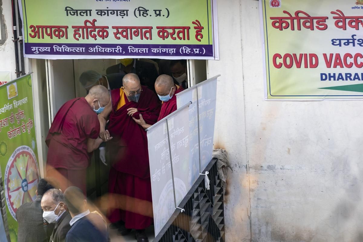 Dalai Lama recibe la primera dosis de la vacuna contra el Covid-19
