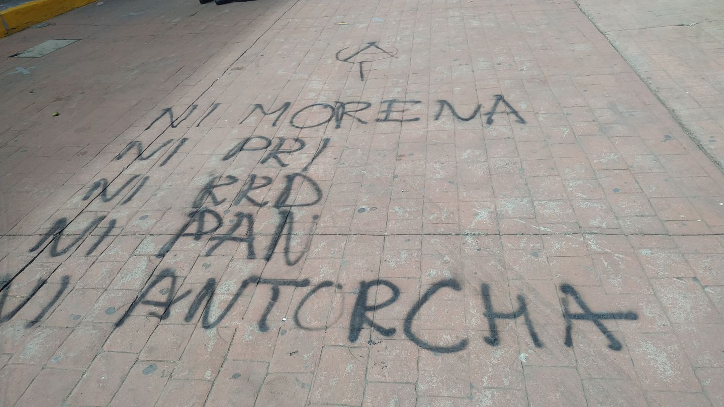 Manifestación deja daños en fachada del municipio de Chicoloapan