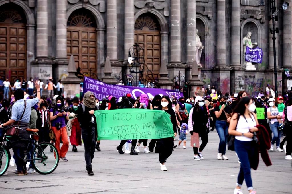 Llegan contingentes de mujeres a la Plaza de Los Mártires en Toluca 