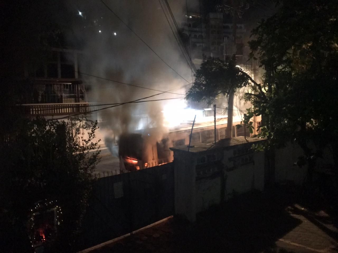 Balacean y queman sitio de camiones urbanos en Caleta 