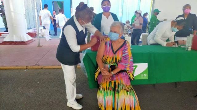 Olga Sánchez Cordero se vacuna contra Covid-19