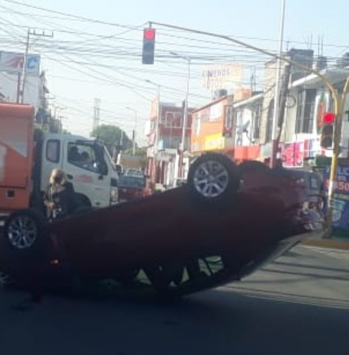 Texcoco  Accidente Volca un auto rojo hay heridos 