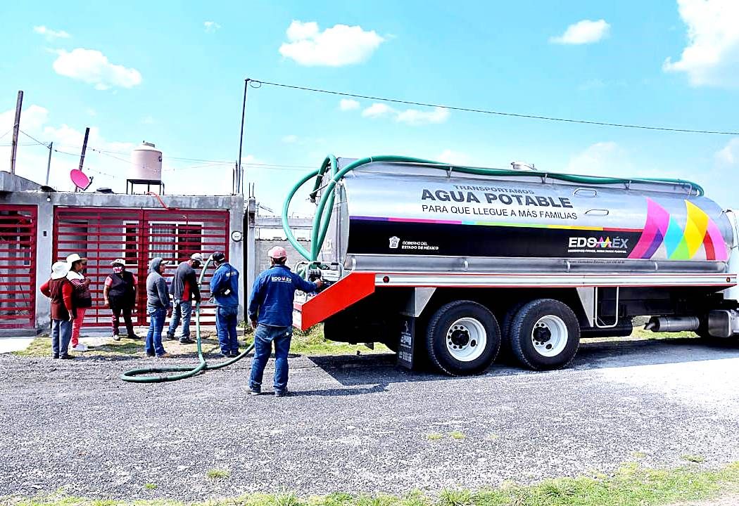 La CAEM refuerza apoyo de suministro de agua potable con camiones cisterna