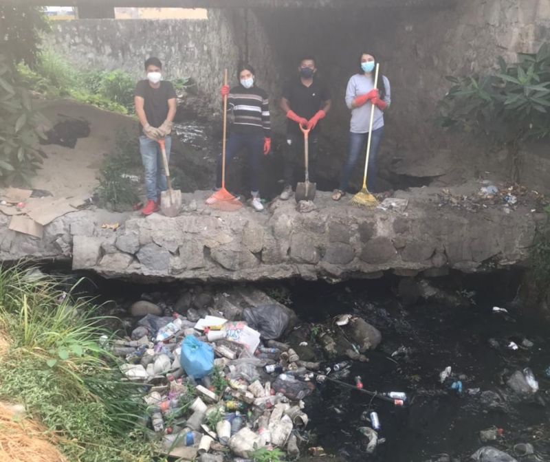 Jóvenes limpian canales en Atoyac

