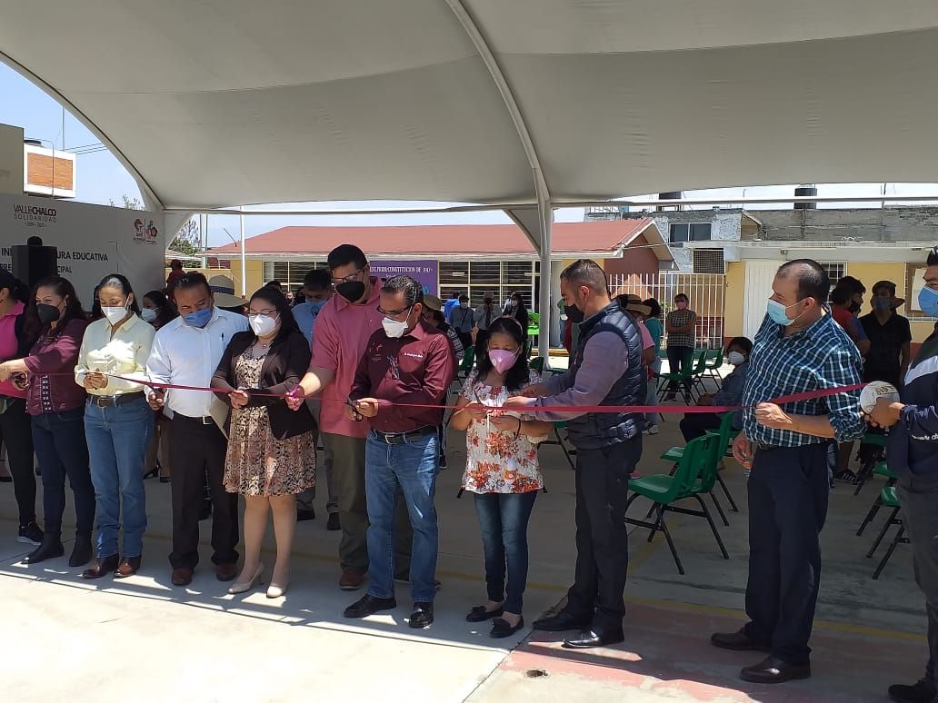 #El alcalde de Valle de Chalco, Armando García entregó techumbres y comedores en escuelas