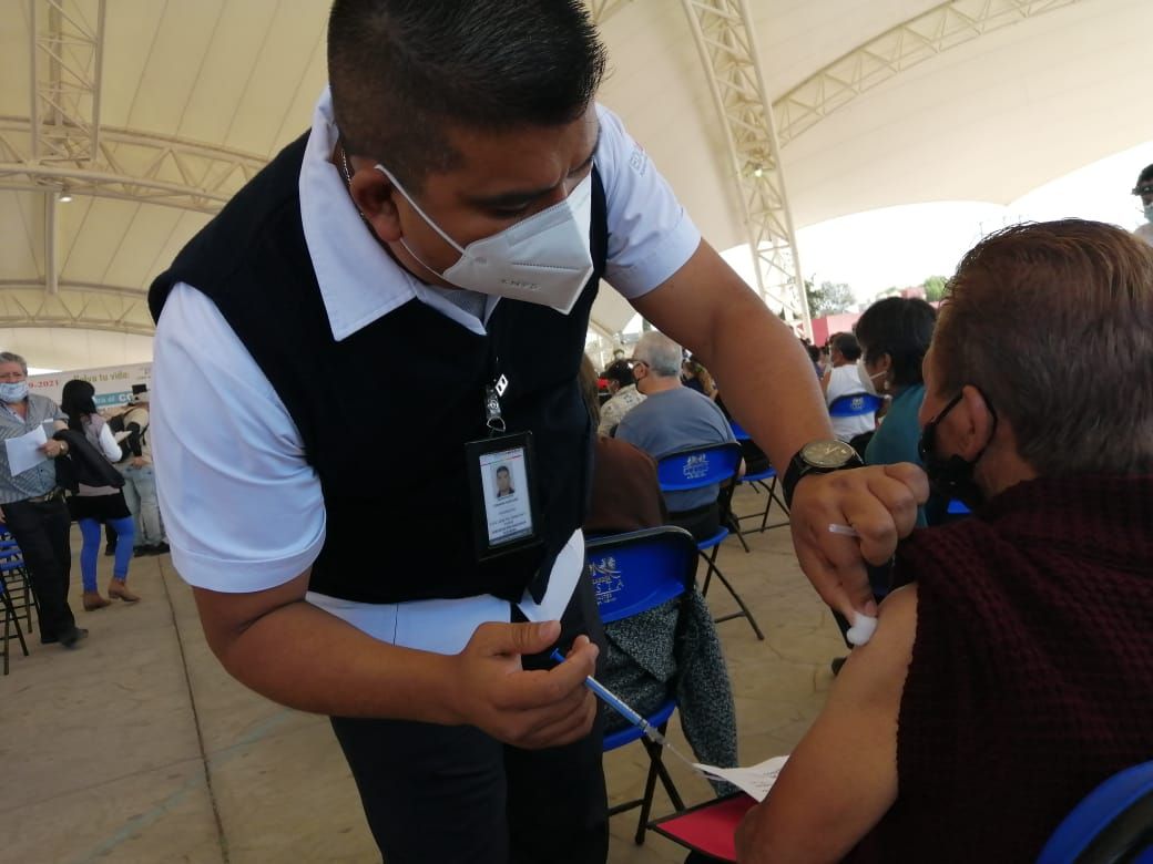 #Con orden los adultos mayores reciben la vacuna anti COVID - 19 en Chimalhuacán