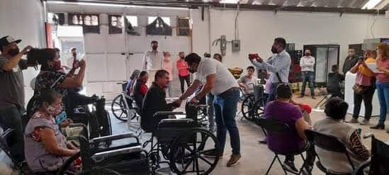 #Fundación Nabelle representada por #Samuel Ríos: realizó la entrega de #sillas de ruedas a gente con #discapacidad de diversas #comunidades de Chicoloapan  