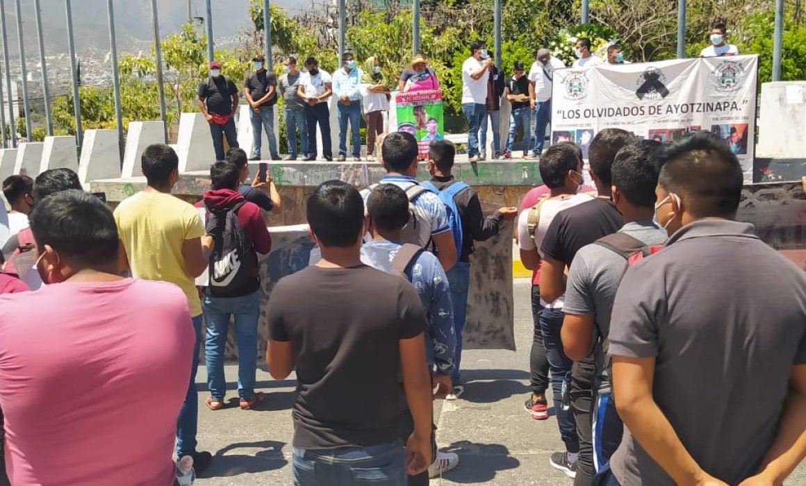 Reproches a López Obrador en mitin por caso Ayotzinapa en Chilpancingo