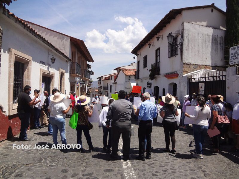 Cierran una calle y protestan en oficinas de la Junta Local del INE de Taxco