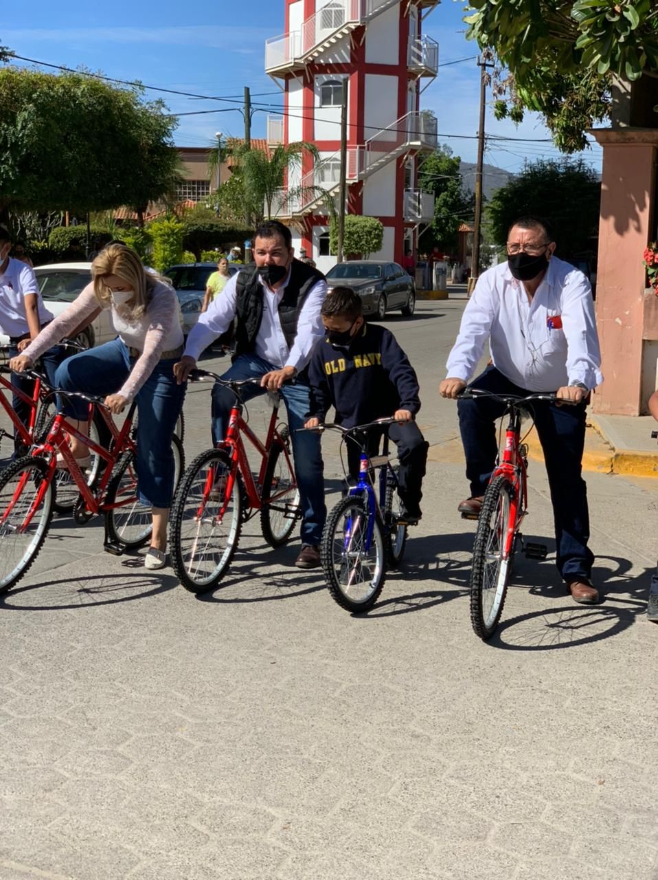 Entregan 93 bicicletas a estudiantes de Choix