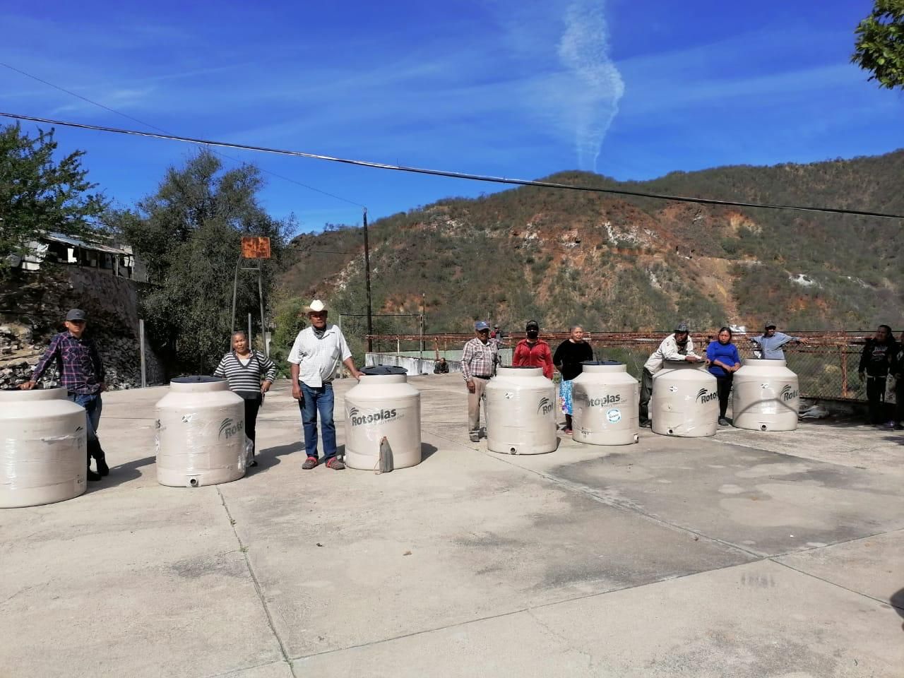 Entrega Ayuntamiento de Choix contenedores para agua potable