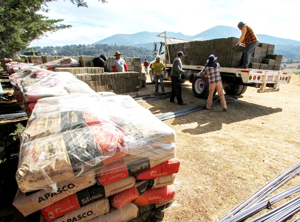 El GEM entrega materiales de construcción a familias mexiquenses