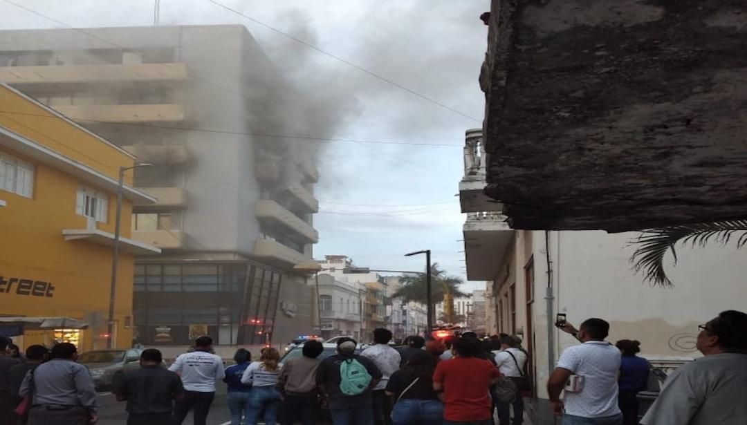 Alerta por incendio en céntrico edificio de Veracruz puerto