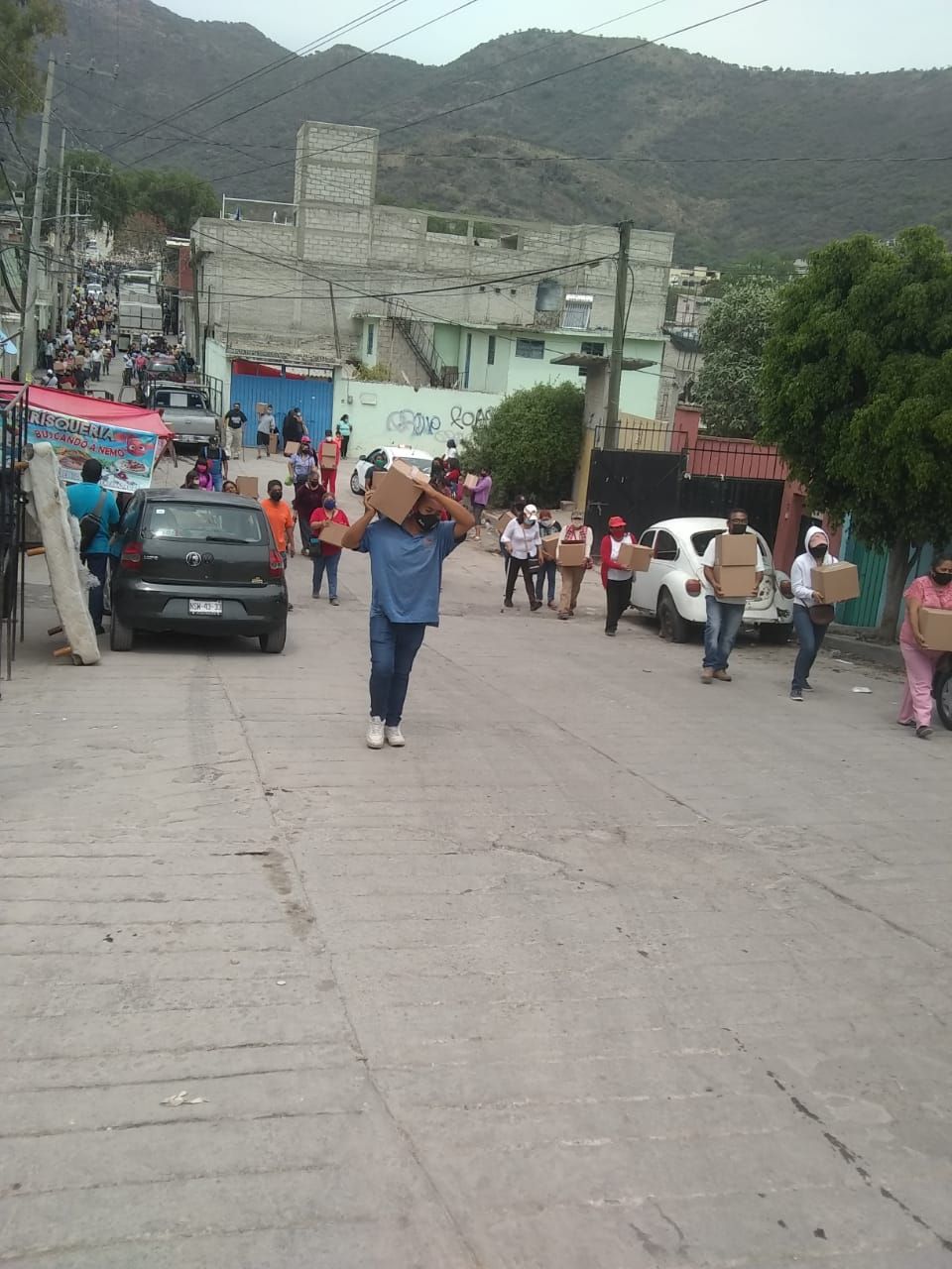 PRI distribuye miles de despensas y láminas a cambio del INE en Ecatepec
